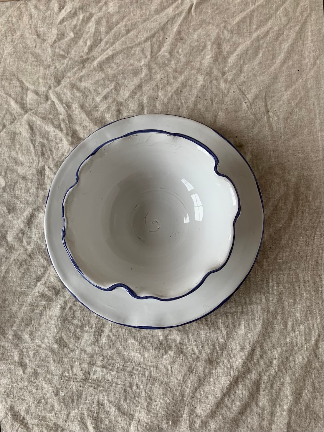 white petaled dinner plate with blue rim 27cm