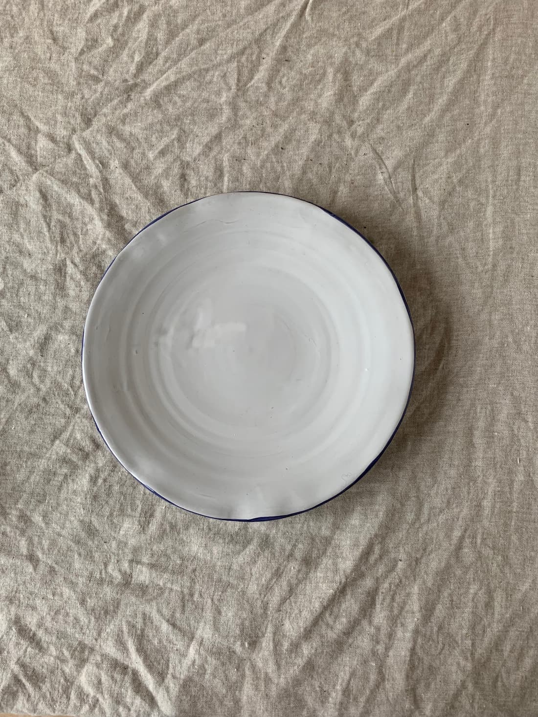 white petaled dinner plate with blue rim 27cm