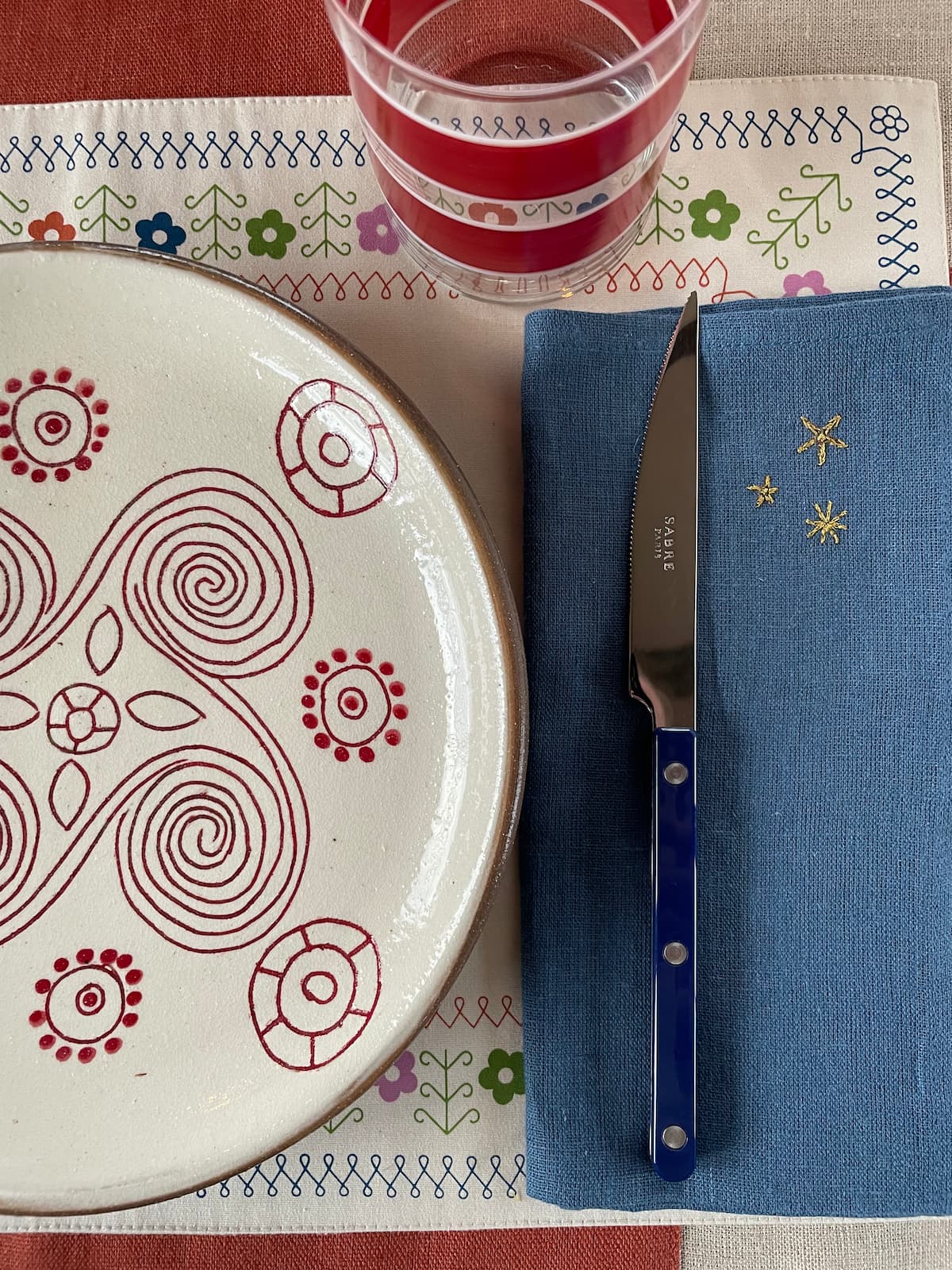 red swirl dinner plate